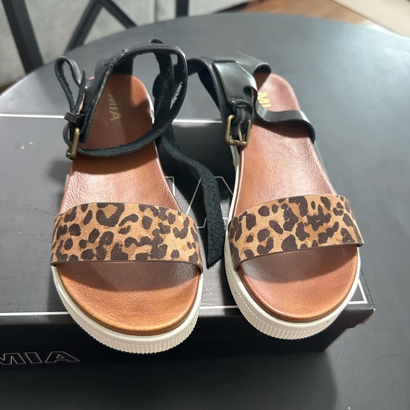 MIA Kaylie Leopard Black and Leopard Print Sandals - Picture 2 of 7